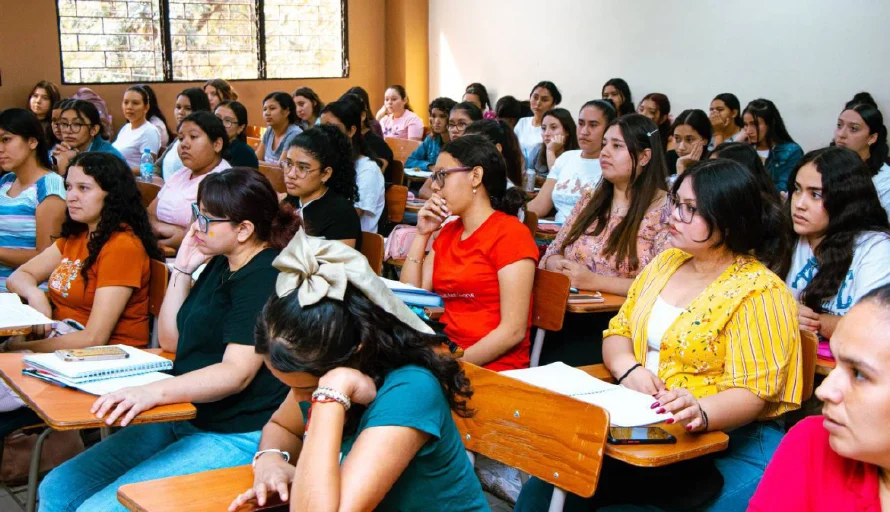Solo 14 % de los salvadoreños que cursan estudios superiores se gradúan