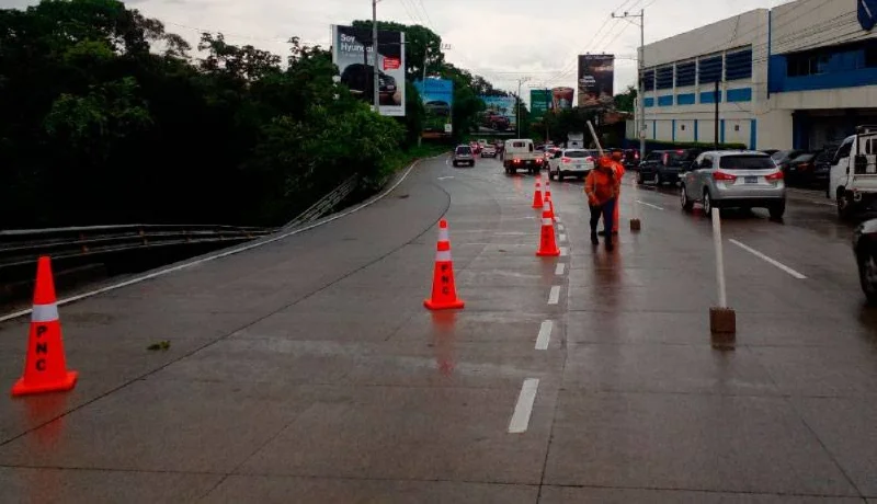 Talúd colapsa en Antiguo Cuscatlán y Fovial cierra tramo