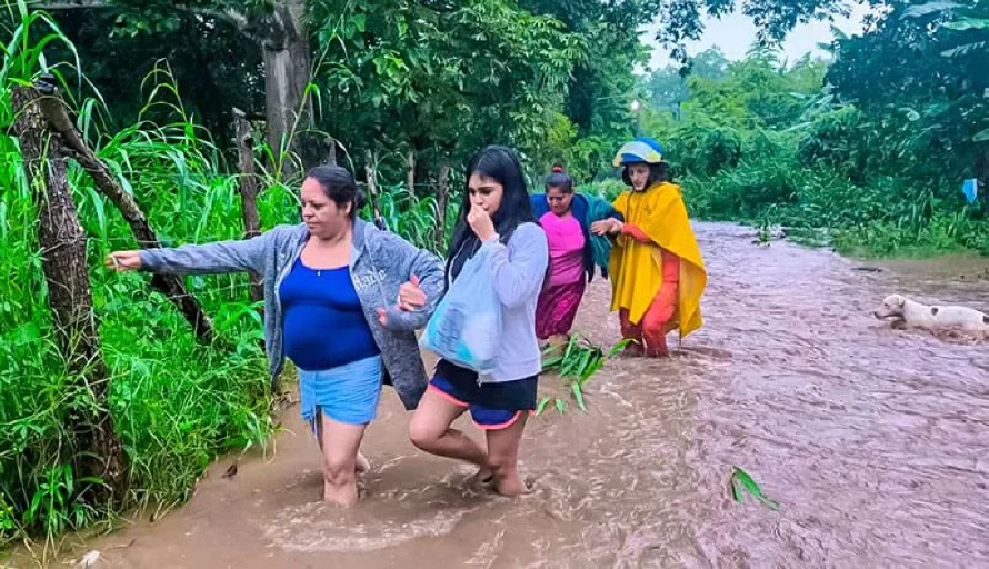 Reportan evacuaciones y derrumbes en Chalatenango
