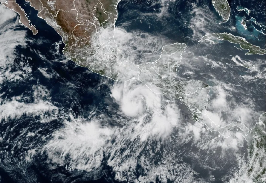México se mantiene en alerta por probable evolución de "Erick" a huracán categoría dos