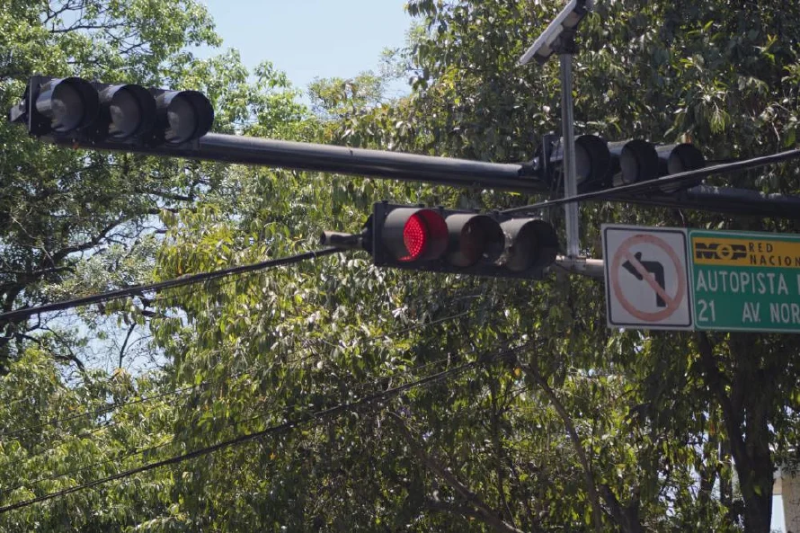 VMT alerta sobre "apagones intermitentes" en semáforos de la zona central