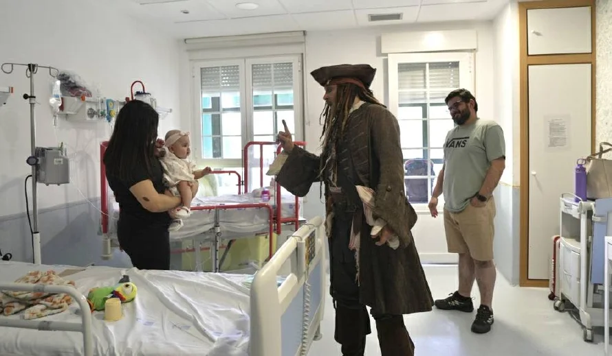 Johnny Depp visita a pacientes de hospital infantil en Madrid ¡vestido de Sparrow!