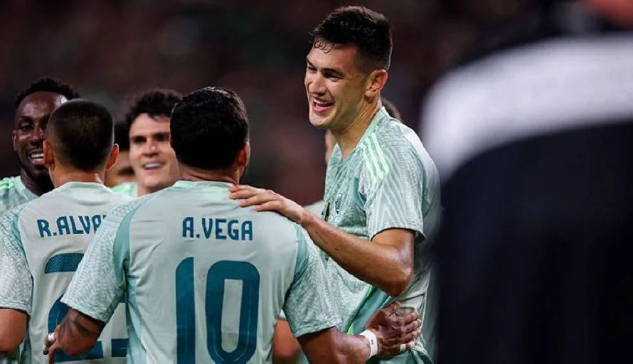 México vence a Surinam y definirá el primer lugar del grupo ante Costa Rica