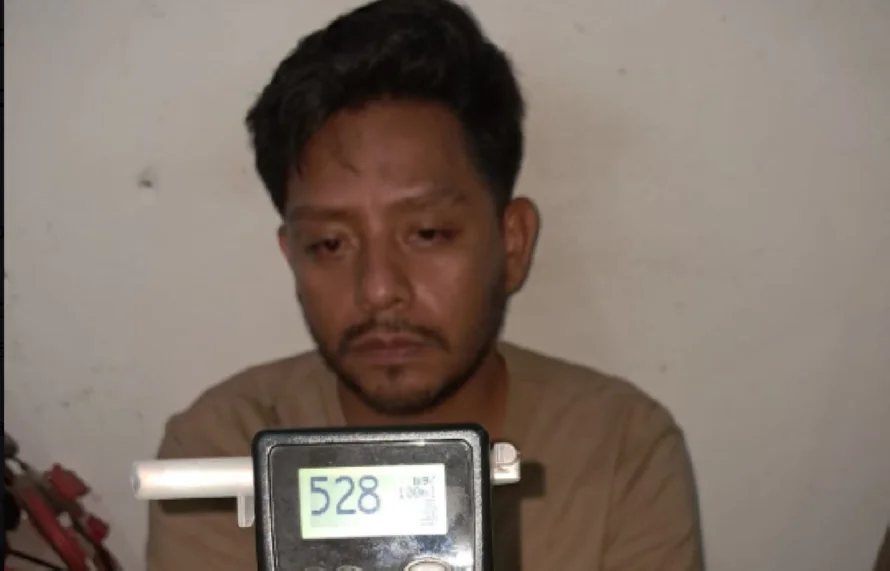 Arrestan a conductor con 528 grados de alcohol acusado de ocasionar dos accidentes en Cojutepeque