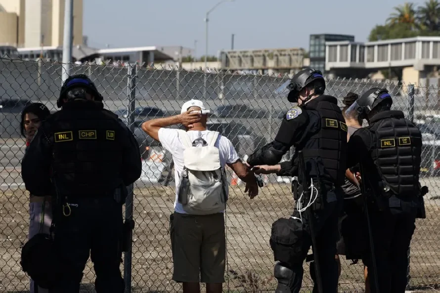 Ciudadanos estadounidenses latinos son detenidos por ICE por su "perfil racial"