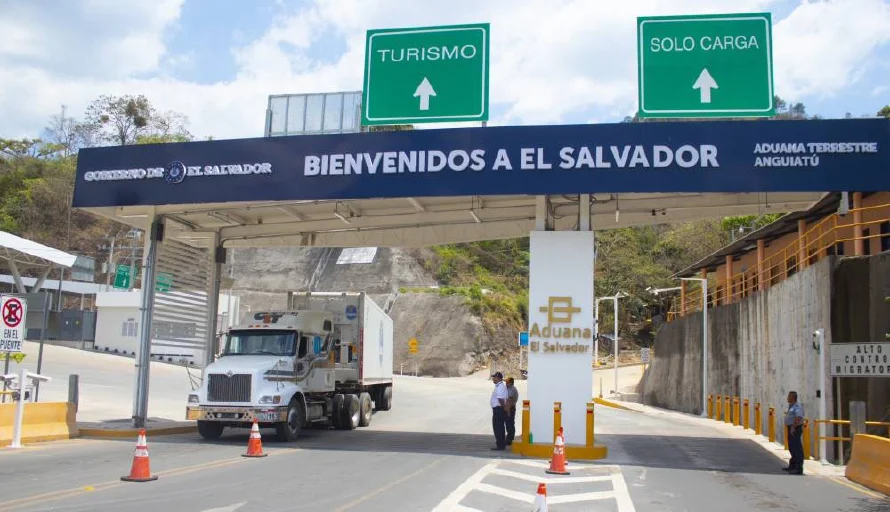 El Salvador exportó a 130 países en 2024, un 50.2 % se dirigió a Centroamérica