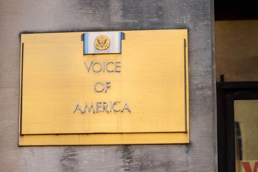 Trump redobla ataques a medios públicos y despide a 600 trabajadores de Voice of America