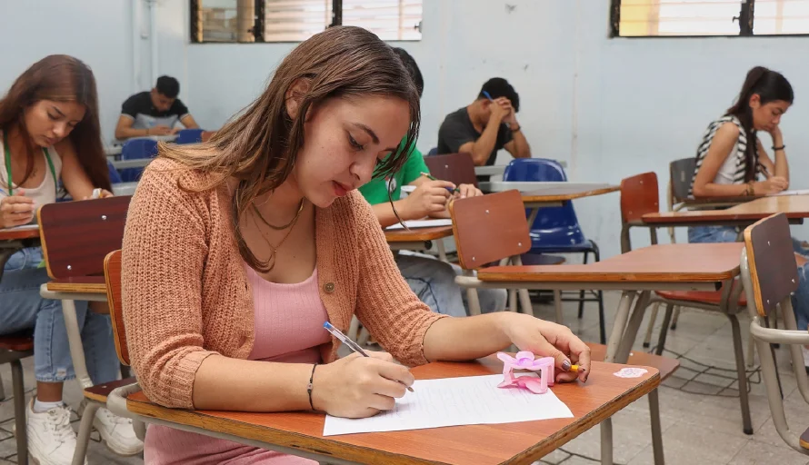 Más de la mitad de los estudiantes universitarios maneja un segundo idioma en El Salvador