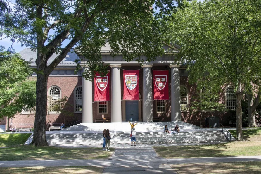 Trump revela un "posible" acuerdo con la Universidad de Harvard, tras meses de pugna