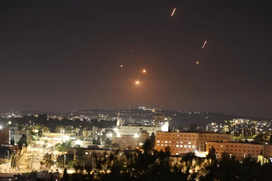 EE.UU. comienza a evacuar a sus ciudadanos en Israel mientras valora atacar Irán