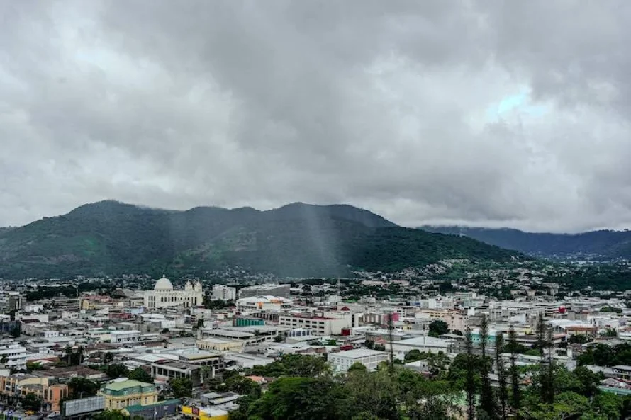 Prevén tormentas fuertes este domingo por onda tropical