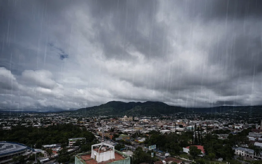 Advierten aumento de lluvias en El Salvador por baja presión y onda tropical