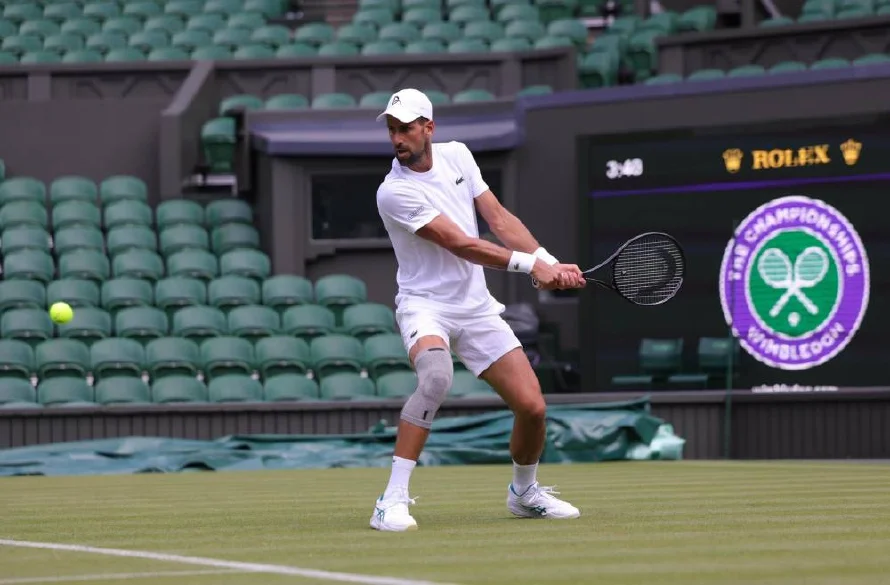 Novak Djokovic vuelve a Wimbledon con la mira en el título que le arrebató Alcaraz