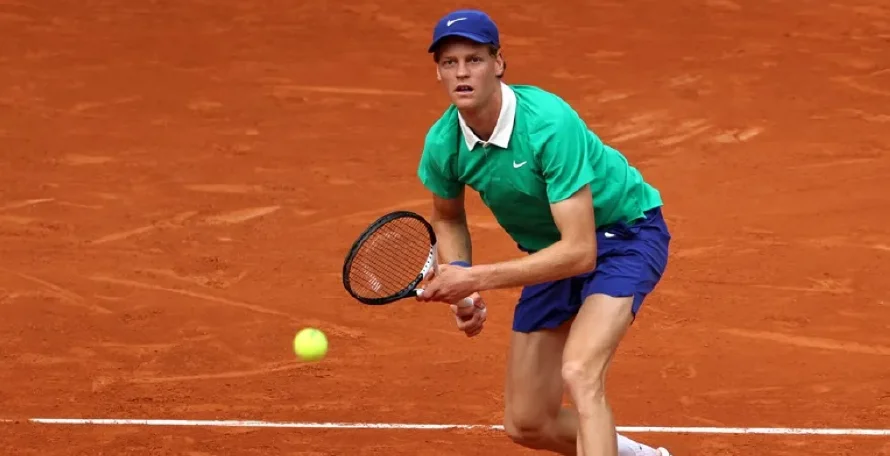 Jannik Sinner ya entrena en Londres para su debut en Wimbledon