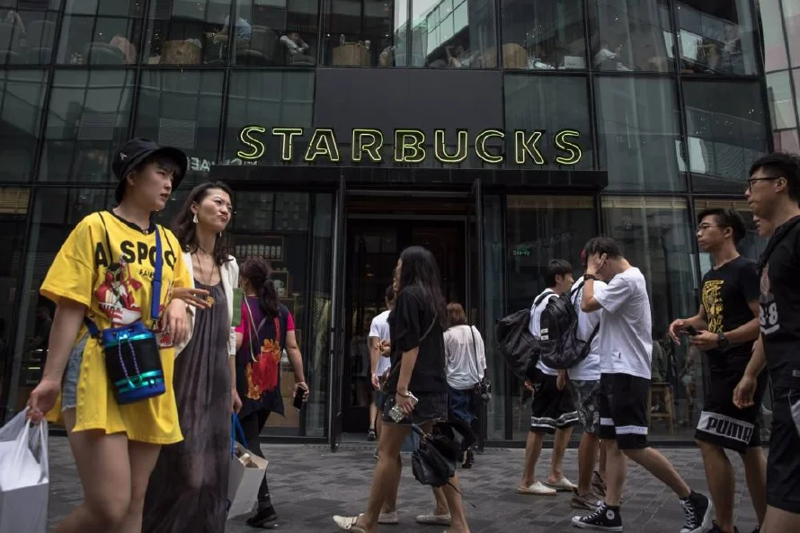 La estadounidense Starbucks busca comprador para sus negocios en China, según medio