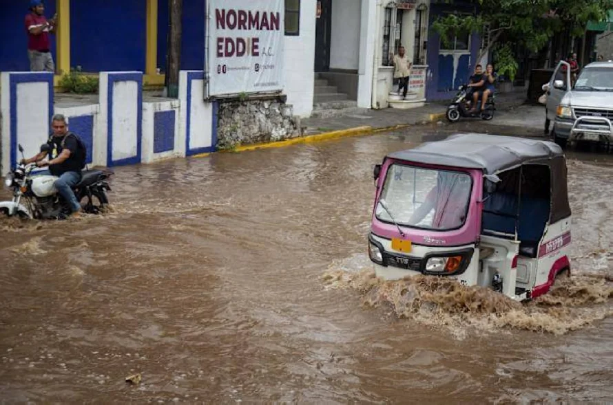 Huracán "Erick" dejó más de 26,000 viviendas y casi 300 escuelas afectadas en sur de México