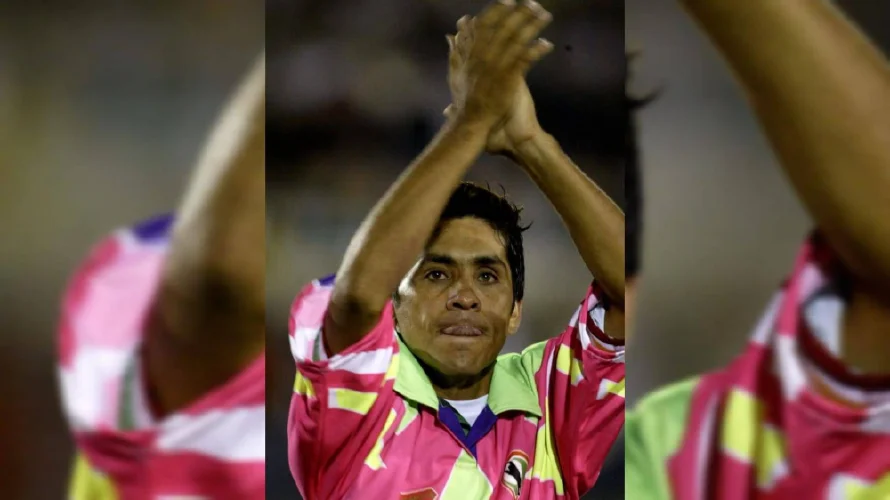 El Museo FIFA rinde homenaje al guardameta mexicano Jorge Campos con una de sus camisetas
