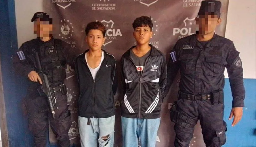 Arrestan a dos menores de edad por señales alusivas al barrio 18