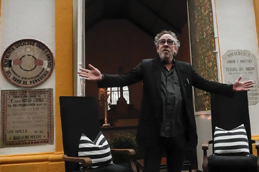 Tim Burton emerge del panteón más grande de México en una clase magistral