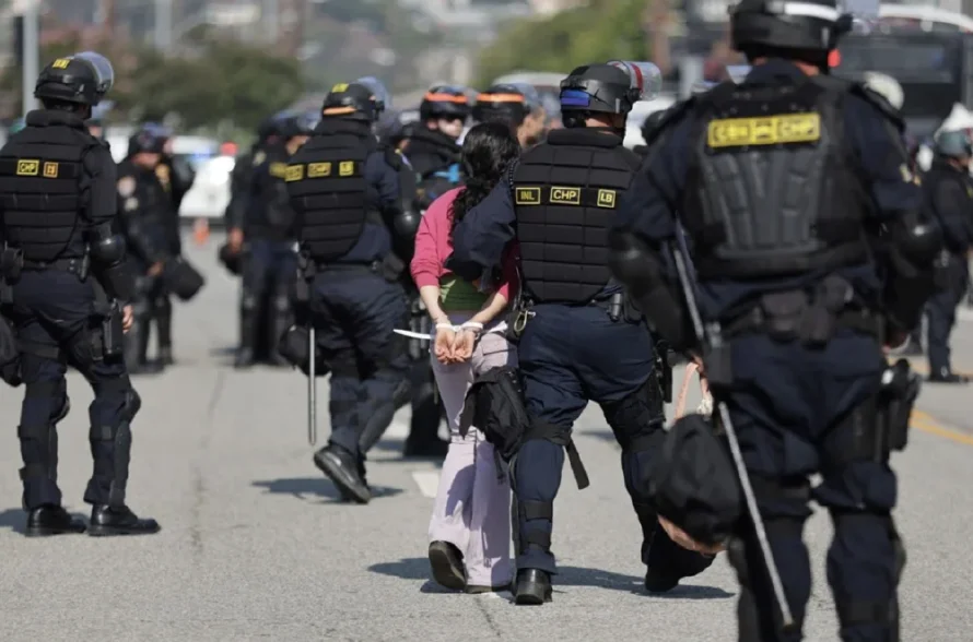 La represión contra migrantes en Los Ángeles impulsa ley para que agentes se identifiquen