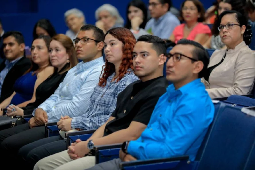 El Salvador y España entregan 30 becas completas para maestrías en 13 áreas