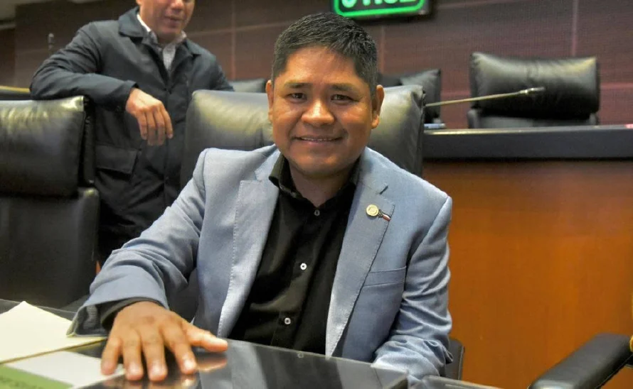 "Qué rica está la manzana": Erasmo Catarino protesta como senador de México