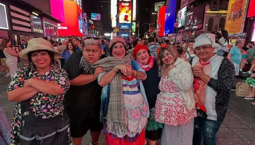 La Tenchis y parte de su reparto llegaron a Times Square para rodar escena final