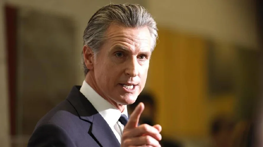 El gobernador de California demanda a Fox News por difamación y reclama $787 millones