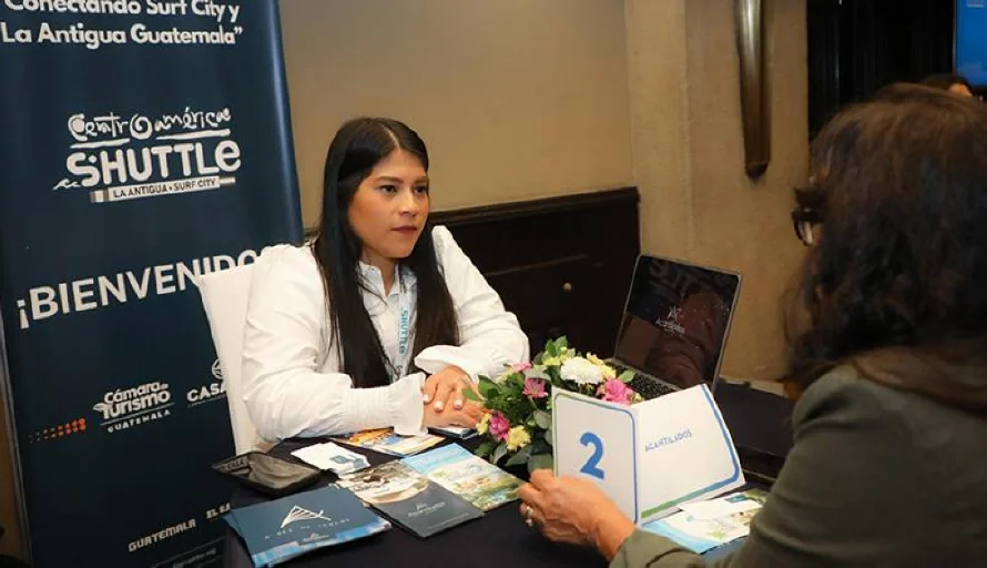 Al menos 50 empresarios salvadoreños y guatemaltecos exploran inversiones en Surf City y Antigua Guatemala