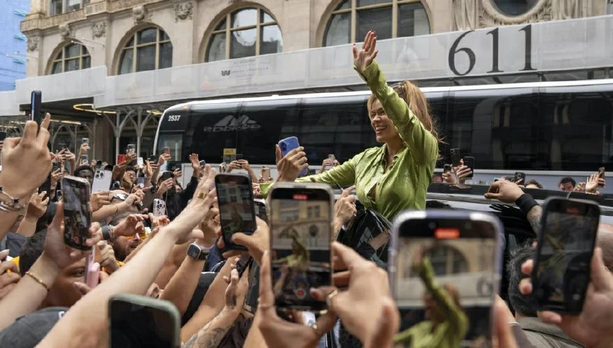 La Karol G más "Tropicoqueta" se da un baño de multitudes en Nueva York