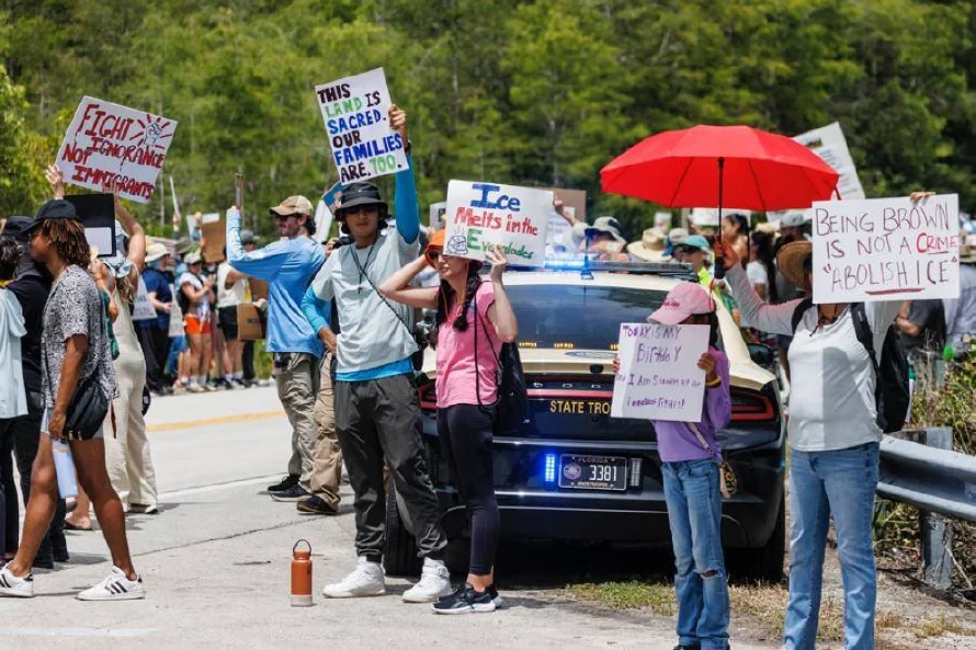 Masiva protesta en Florida contra cárcel migratoria 'Alligator Alcatraz' en vísperas de su apertura