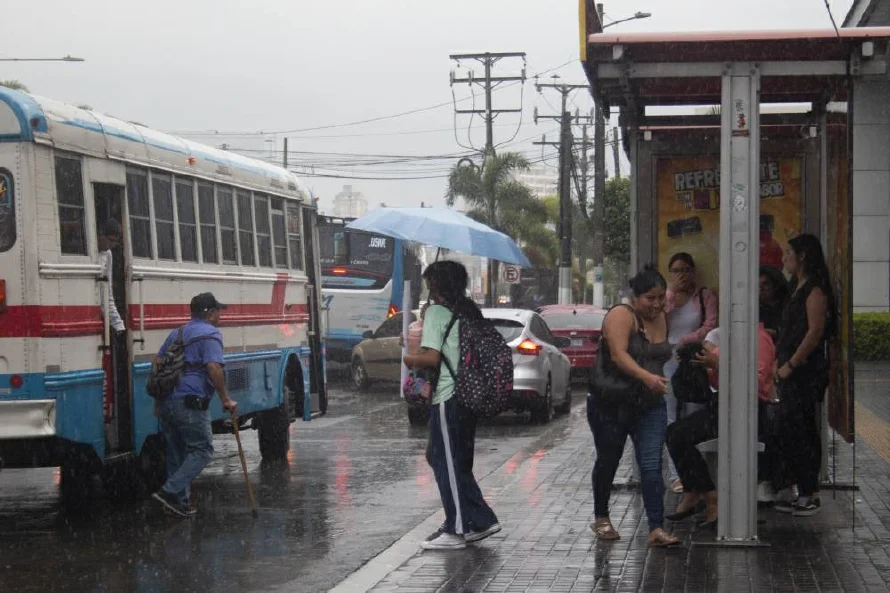 Tormentas continuarán la tarde y noche de sábado en San Salvador