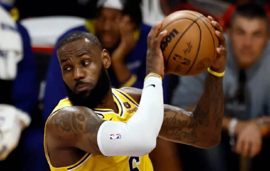 LeBron James renueva por 52,6 millones y un año con Lakers