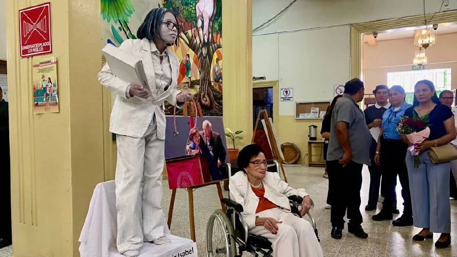Dra. Isabel Rodríguez es recibida entre aplausos para la presentación de su libro