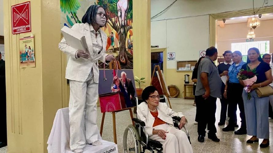La UES recibe entre aplausos a la Dra. Isabel Rodríguez en la presentación de su libro.