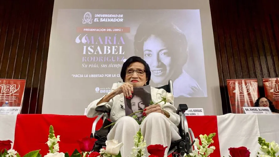 "Hubiera sido muy triste no escuchar tantas cosas buenas", Dra. Isabel Rodríguez, al ser honrada en la UES