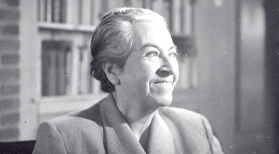 Gabriela Mistral, la "mujer de tres siglos" cuya voz sigue siendo esencial en el siglo XXI
