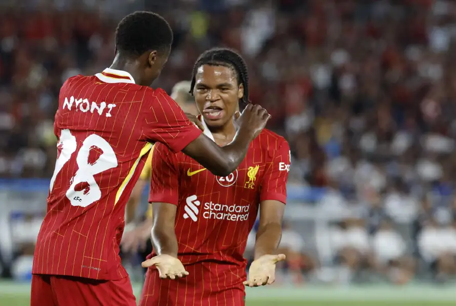 Liverpool remonta al Yokohama con gol y magia del juvenil Rio Ngumoha