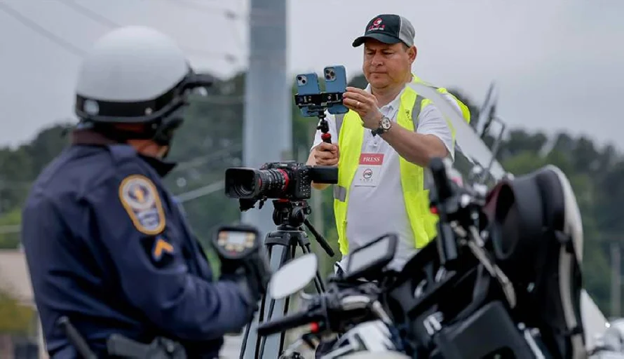 Juez de EE.UU. otorga fianza a periodista salvadoreño detenido