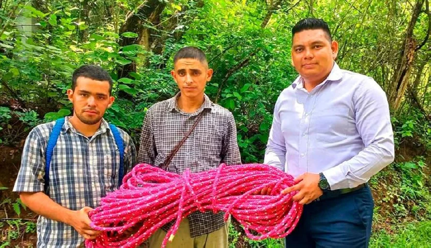 Director de distrito en Meanguera regala lazo para cruzar río y causa indignación