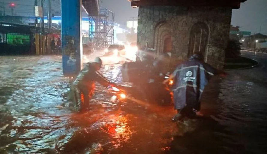 Rescate de motociclista y otras emergencia dejan lluvias durante la noche del martes