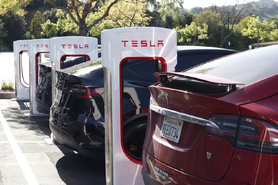 Tesla enfrenta caída del 13 % en ventas mientras Musk sigue en choque con Trump