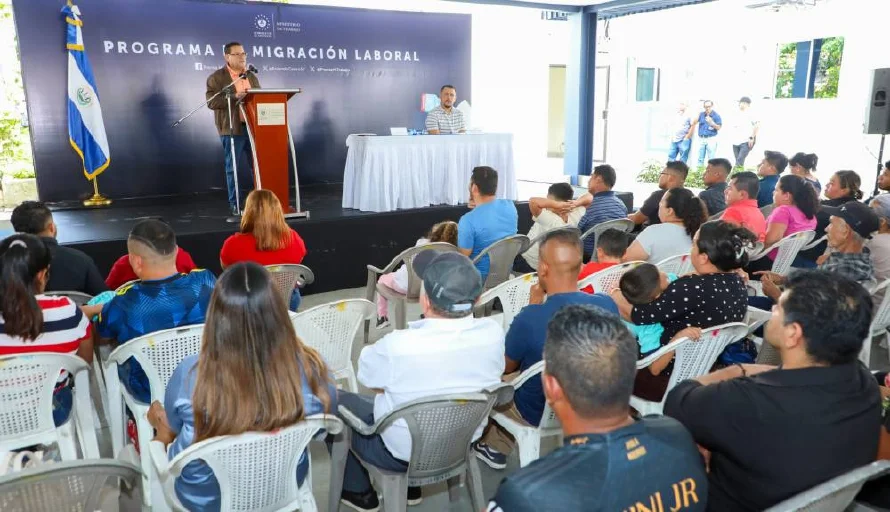 Sale nuevo grupo de trabajadores salvadoreños hacia las provincias canadienses de Quebec y Ontario