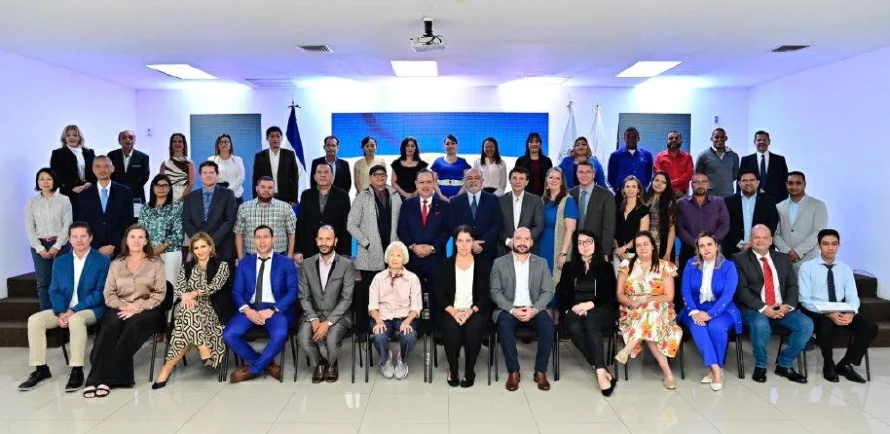 El Salvador ha aumentado en 279 % las nacionalizaciones de extranjeros en una década
