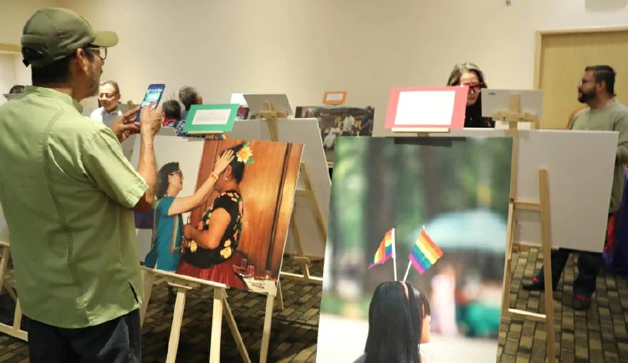 La religión y la diversidad sexogenérica se abrazan en una fotoexpo en México