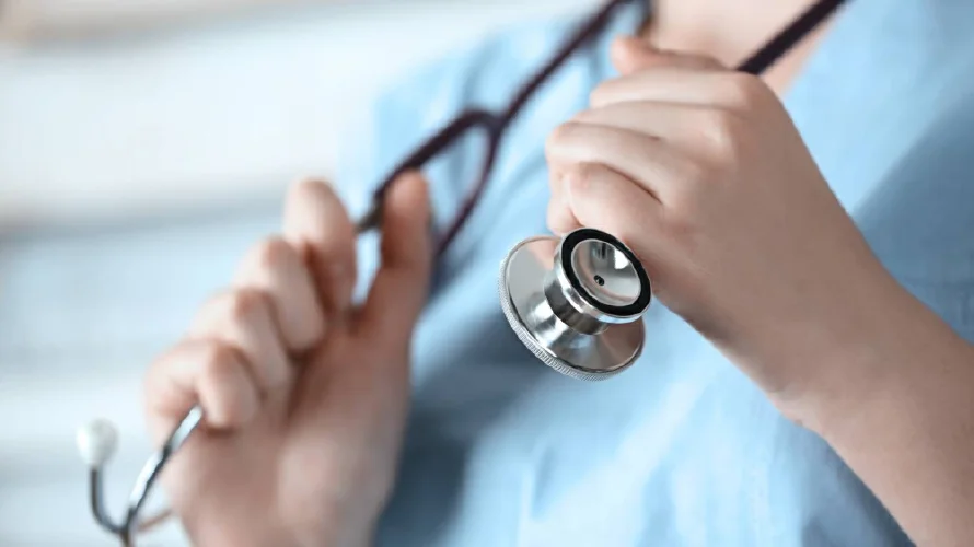 Estudiantes de medicina piden a Bukele hacer año de internado ad honorem