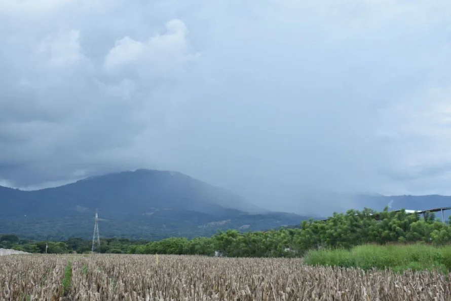 Lluvias y tormentas marcarán el clima del domingo en El Salvador por influencia de onda tropical
