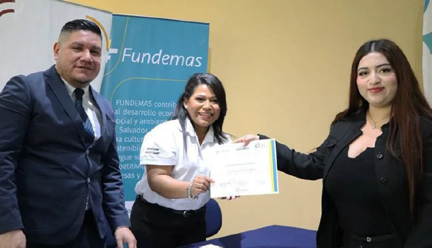 Al menos 31 jóvenes se gradúan de programa de empleabilidad como cajero bancario
