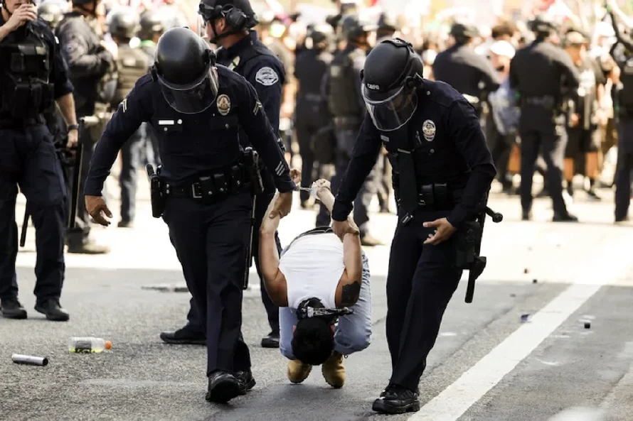 Inmigración de EEUU traslada a detenidos lejos de sus hogares pese a tener camas disponibles cerca, revela informe