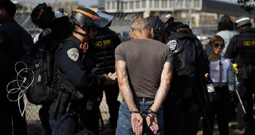 Obispo en California excusa a migrantes de asistir a misa por temor a las redadas de ICE